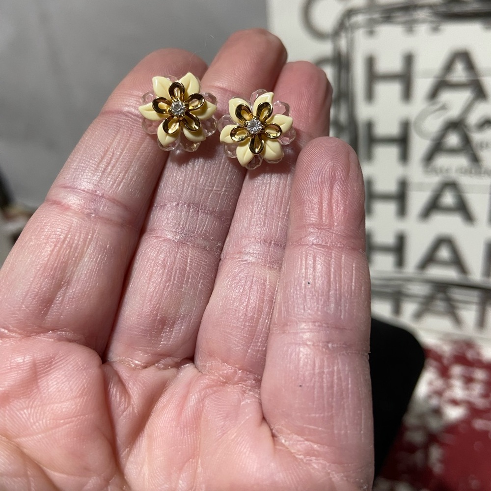 Interchangeable Flower Pierced Stud Earrings - image 2